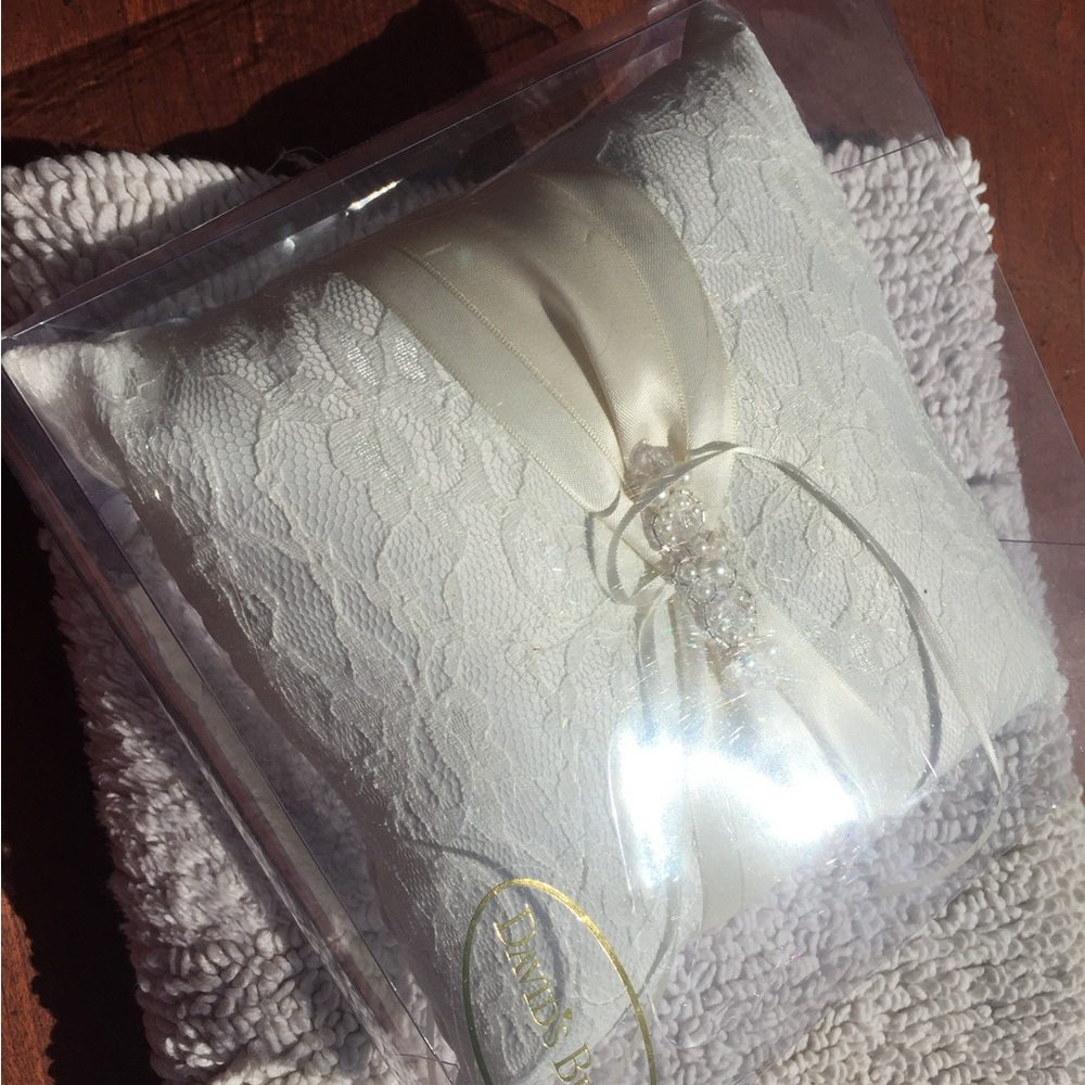 NEW David Bridal Ivory Ring-Bearer Pillow